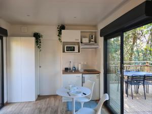 a small kitchen and dining room with a table and chairs at Le Cube in Sommières