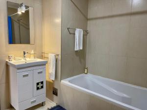 Et badeværelse på Ocean Terrace House + 26 billeder