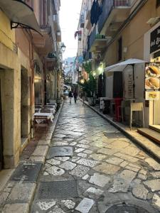 un callejón con un camino de piedra en una ciudad en Residenza Della Vallisa en Bari