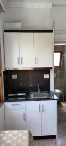 Kuchyň nebo kuchyňský kout v ubytování Apartments Resul Pushi Ksamil + 28 fotografií