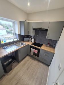 巴恩斯利APARTMENT in BARNSLEY CENTRAL的带水槽和台面的厨房