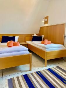 Ein Bett oder Betten in einem Zimmer der Unterkunft M-Hotel