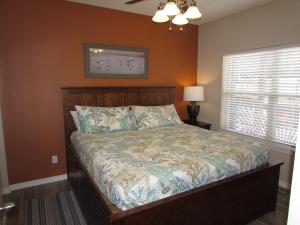 a bedroom with a bed and a window at Walk-in Condo A-4 in Hollister