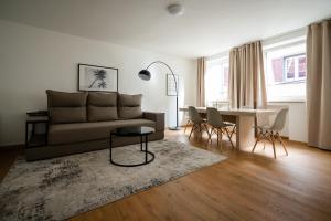 een woonkamer met een bank en een tafel bij Old Town Apartment 2 rooms/baths in Düsseldorf +19 foto's