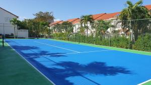Tenis a/nebo squash v ubytování Nanpa, Luxury Family Three Bed Villa, St James West coast, Private pool nebo okolí