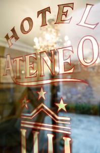 ein Schild im Fenster eines Ladens mit Sternen in der Unterkunft Hotel Ateneo in Venedig