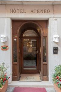 una puerta a la entrada de un hotel con un cartel en ella en Hotel Ateneo, en Venecia