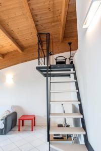 una escalera de caracol en una habitación con techo de madera en N036 - Numana, bilocale con terrazzo in residence con piscina, en Numana