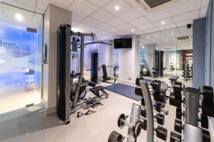 um ginásio com equipamento cardiovascular num edifício em Novotel Southampton em Southampton