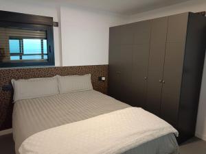 Postel nebo postele na pokoji v ubytování Estupendo apartamento en planta 22. 1ª línea.