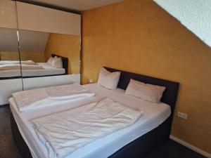 a bedroom with two beds and a mirror at Wohnen auf Zeit City Speyer in Speyer
