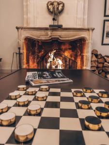 a black and white checkered floor with a fireplace at Maison des Ambassadeurs in La Rochelle