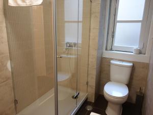 une salle de bain avec toilettes et douche en verre dans l'établissement Downtown Flat with Design and Comfort at Downtown, 3rd-floor no lift, à Lisbonne 23 autres photos
