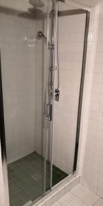 サルテアーノにあるCasa Corradiniのバスルーム(ガラスドア付きのシャワー付)