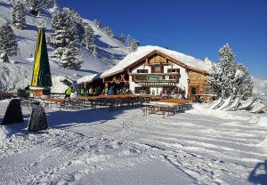 un lodge de esquí en la nieve en una montaña en Schwaiger Alpen-Ferienwohnung auf 1800m, en Kaltenbach