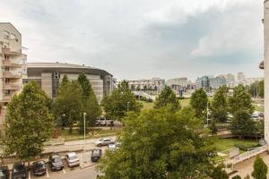 miasto z samochodami zaparkowanymi na parkingu w obiekcie Apartment Erste w Belgradzie