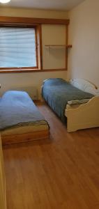 Postel nebo postele na pokoji v ubytování Leilighet(75m²)+hage(40m²) 20 min fra sentrum
