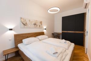 a bedroom with a bed with two white towels on it at Nadland Apartments B61 in Vienna