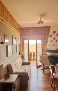 salon z kanapą i kominkiem w obiekcie MAGAVE's House w mieście Campo di Giove +21 zdjęć