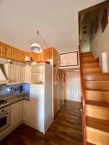 una cucina con frigorifero bianco e scala di MAGAVE's House a Campo di Giove