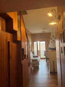 - un couloir avec un salon doté d'un canapé dans l'établissement MAGAVE's House, à Campo di Giove