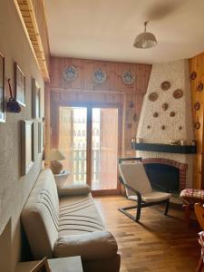 sala de estar con sofá y chimenea en MAGAVE's House, en Campo di Giove