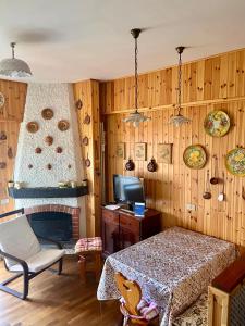 sypialnia z łóżkiem i kominkiem w obiekcie MAGAVE's House w mieście Campo di Giove
