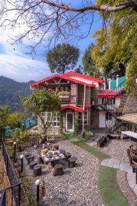 una casa con una mesa de picnic delante de ella en SaffronStays Farsouli 1° en Bhowāli