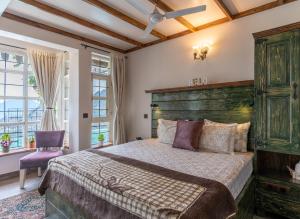 sypialnia z dużym łóżkiem z drewnianym zagłówkiem w obiekcie SaffronStays Farsouli 1° w mieście Bhowāli