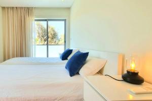 1 dormitorio con 1 cama, escritorio y ventana en Modern 3Bedroom Duplex W/Pool by LovelyStay en Alcantarilha