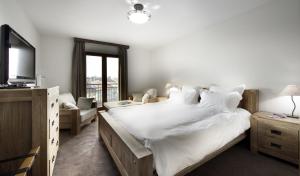 A bed or beds in a room at Auberge de Savoie