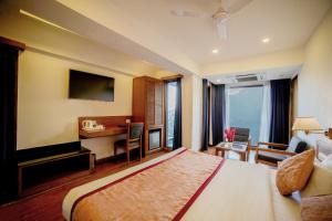 Country Inn Premier Pacific Mall Road Mussoorie的电视和/或娱乐中心