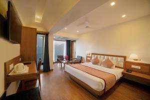 Country Inn Premier Pacific Mall Road Mussoorie客房内的一张或多张床位