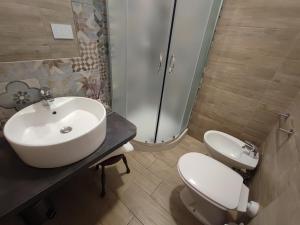 La salle de bains est pourvue d'un lavabo, de toilettes et d'une douche. dans l'établissement Fabrizi, à Catane