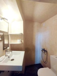 ein Bad mit einem Waschbecken und einem WC in der Unterkunft Maison Médina, terrasse panoramique in Tangier