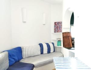 ein Wohnzimmer mit einem Sofa und einem Tisch in der Unterkunft Maison Médina, terrasse panoramique in Tangier