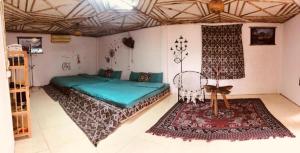 sypialnia z 2 łóżkami i dywanem w obiekcie Queen's Homestay Ba Vì - Venuestay w mieście Ba Vì District