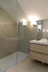 un bagno con doccia e lavandino di The Romantic Nest - the Perfect Getaway at Downtown, 6th-floor no lift a Lisbona Altre 18 foto