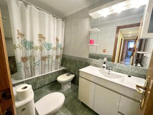 a bathroom with a toilet and a sink and a mirror at Bonito piso 2 bed 2 bath El Drac in El Campello