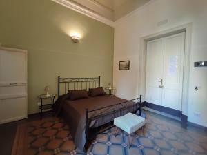 um quarto com uma cama, uma porta e uma janela em Fabrizi em Catânia