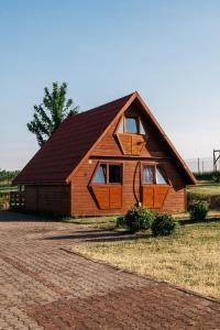uma grande casa de madeira com um telhado de gambrel em Domki Bałtyckie em Władysławowo