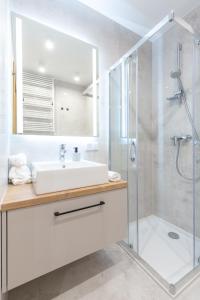 y baño con lavabo y ducha. en APARTAMENTY Słowackiego 5b, Karpacz, en Karpacz