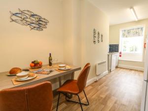 eine Küche und ein Esszimmer mit einem Tisch und Stühlen in der Unterkunft Embassy in Weymouth