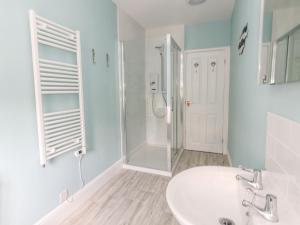 Ένα μπάνιο στο Embassy +34 φωτογραφίες