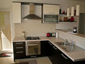 Kuchyňa alebo kuchynka v ubytovaní Apartment Roxy