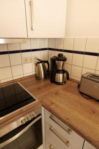 een keuken met een aanrecht en een koffiezetapparaat bij Herberge KAFFETIET in Wismar