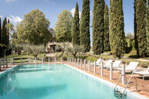een zwembad met stoelen en bomen bij Il Casale - Umbria Top Rent in Massa Martana
