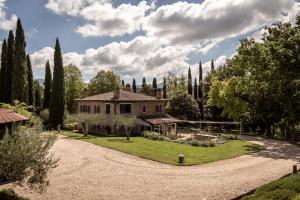 een huis met een grindoprit en bomen bij Il Casale - Umbria Top Rent in Massa Martana