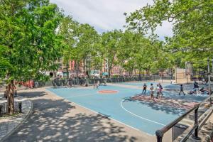einen Basketballplatz in einem Park in der Unterkunft Sunlit LES 1BR w WD nr BD train NYC-865 in New York