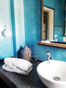 ein Badezimmer mit einem weißen Waschbecken und einem Spiegel in der Unterkunft Maison Médina, terrasse panoramique in Tangier